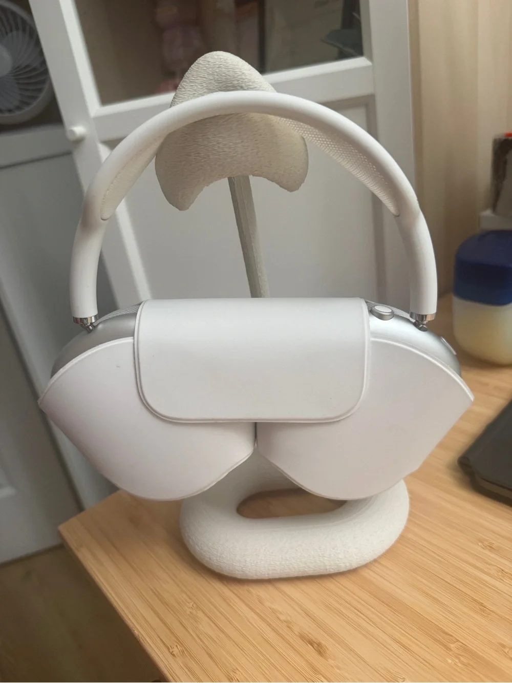 Apple AirPods Max – White/Silver + Leather Case & Stand